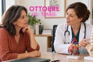 Dottoressa parla con una donna mostrando un modello della colonna vertebrale, accanto a un modello anatomico del cuore.